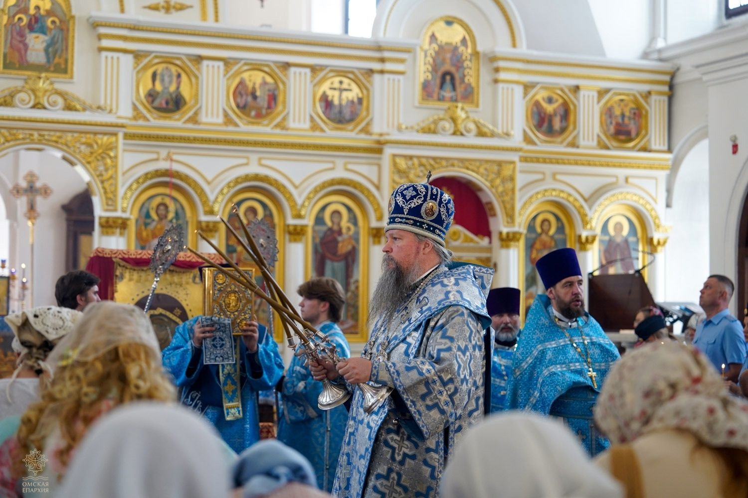 В день памяти вмч. Феодора Стратилата Божественную Литургию в Воскресенском соборе возглавил митрополит Дионисий